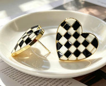 Load image into Gallery viewer, Black & Ivory Checkered Heart Stud Earrings š¤š¤